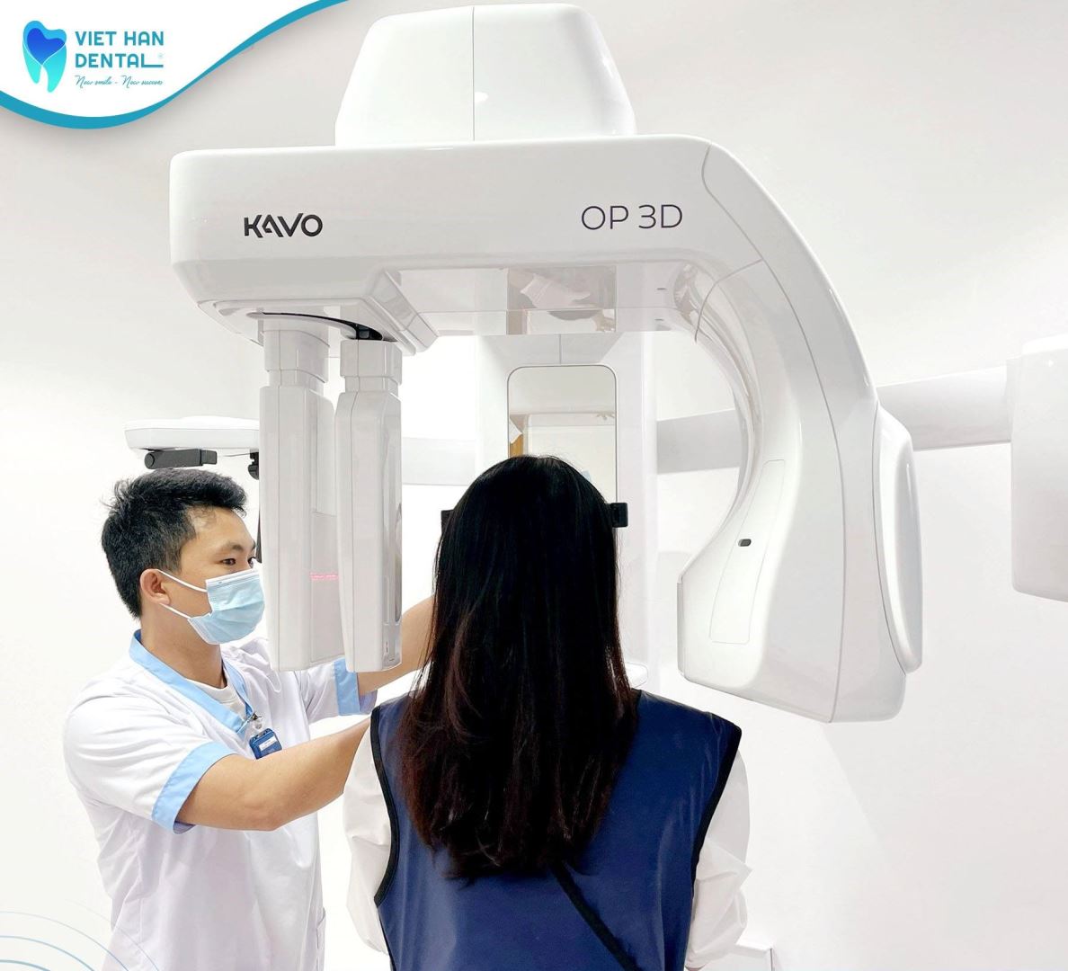 Tiến hành chụp phim X - quang trước khi nhổ răng khôn hàm trên
