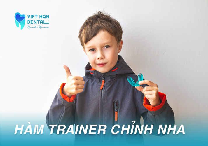 Một bé trai tầm 10 tuổi đang sử dụng hàm trainer 