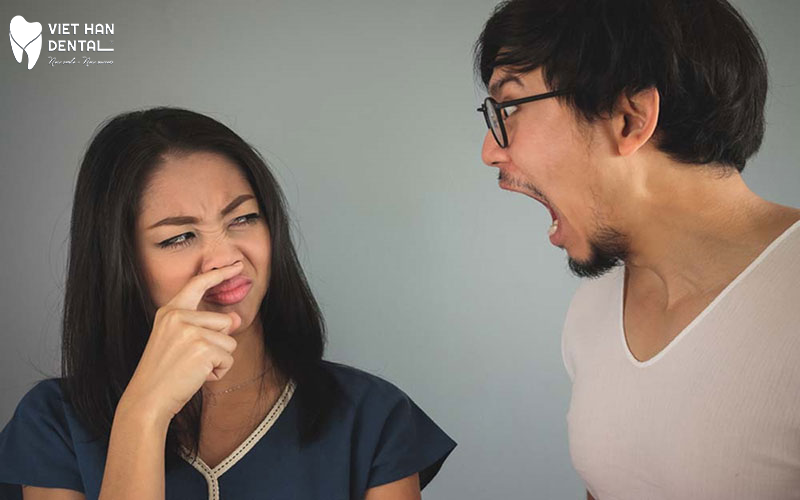 Một nam đang bị mắc bệnh hôi miệng và gây khó chịu cho bạn nữ