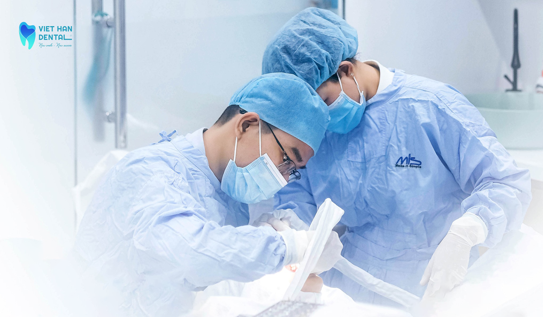 Bác sĩ đang thực hiện một ca cấy ghép Implant